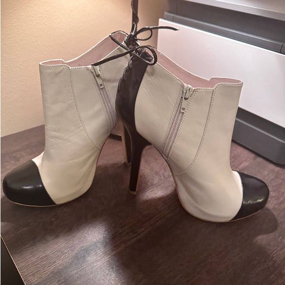 BEBE CATE PLATFORM HIGH HEELED WHITE/BLACK LEATHER BOOTIES; SIZE 9 - Picture 4 of 5